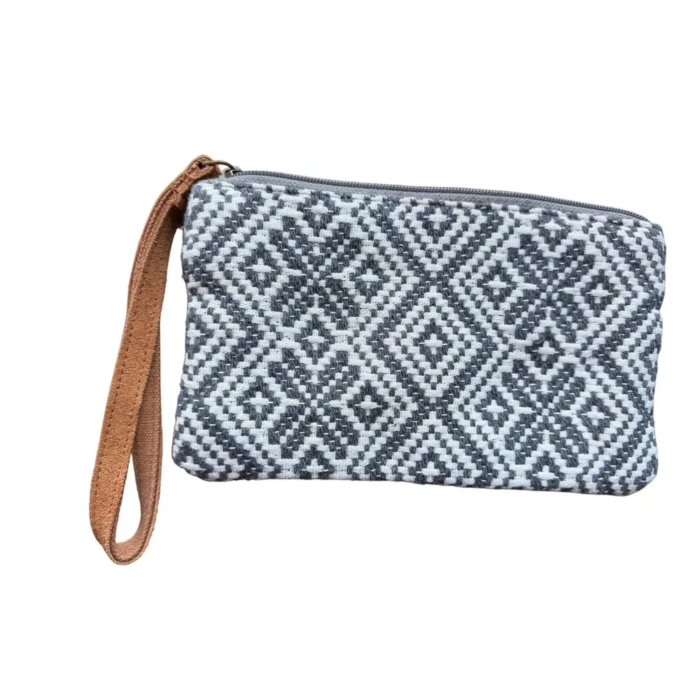 Macchia di Ruggine Wristlet Womens OS Grey White Beaded Boho Clutch